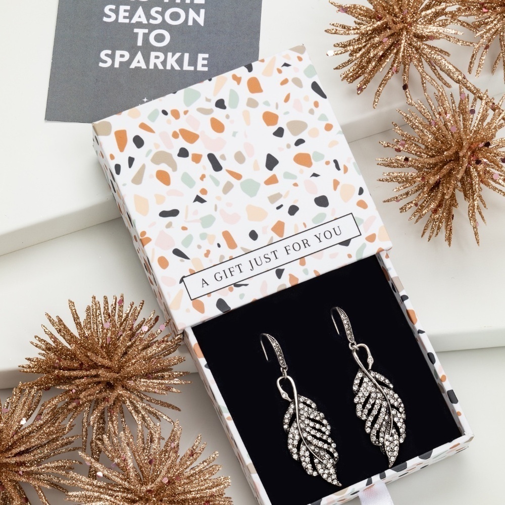 NWT Crystal Leaf Drop Earrings – Elegant Silver-Tone Gift Boxed Jewelry